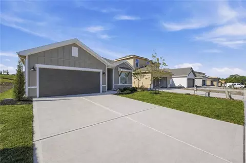 Exterior - 1301 Saddle Ct, Raymore, MO 64083 photo 4 of 4