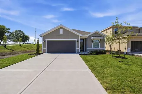 Exterior - 1301 Saddle Ct, Raymore, MO 64083 photo 3 of 4