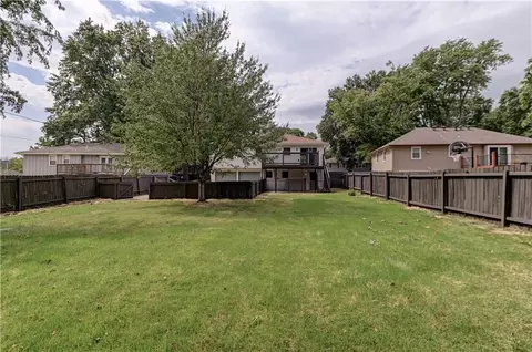 Exterior - 305 Sharon Dr, Lees Summit, MO 64063 photo 5 of 5