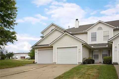 Exterior - 702 SE 13th St, Lees Summit, MO 64081 photo 3 of 5