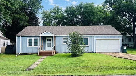 206 S 5th St, Louisburg, KS 66053