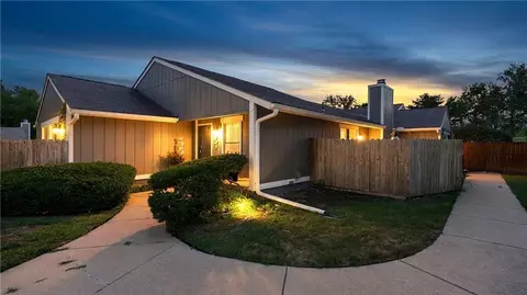 4727 N Cliff Hill Cir, Kansas City, MO 64151