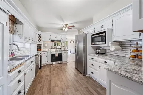 Kitchen - 3713 Stanton St, Lees Summit, MO 64064 photo 2 of 5