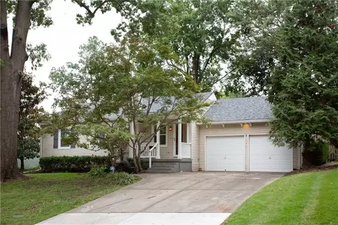 107 W Navajo Ln, Kansas City, MO 64114