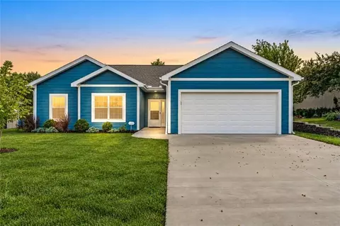 216 Meadowbrook Ln, Wellsville, KS 66092