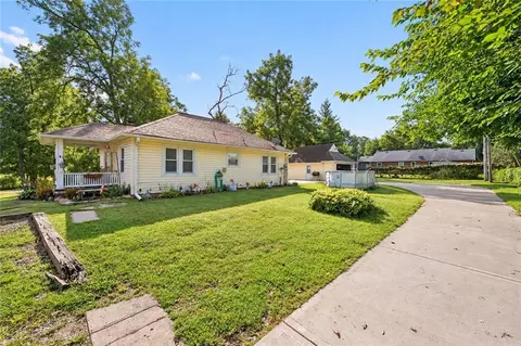 Exterior - 10305 E 35th St, Independence, MO 64052 photo 3 of 4