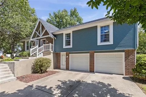 Exterior - 507 SE Adobe Dr, Lees Summit, MO 64063 photo 2 of 6