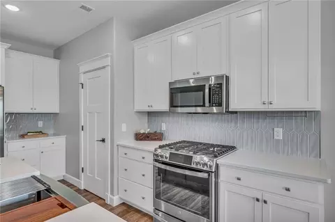 Kitchen - 338 W 25th St, Eudora, KS 66025 photo 4 of 6