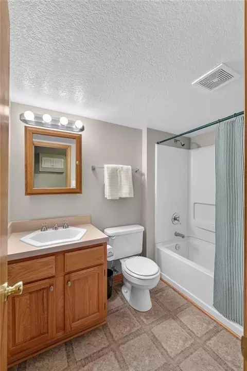 Bath - 1185 E 1067 Rd, Lawrence, KS 66047 photo 5 of 5