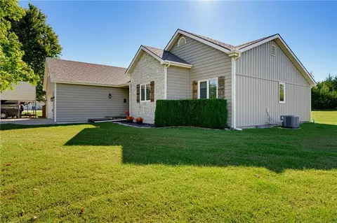 Exterior - 1185 E 1067 Rd, Lawrence, KS 66047 photo 3 of 17
