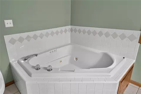 Bath - 1185 E 1067 Rd, Lawrence, KS 66047 photo 4 of 5