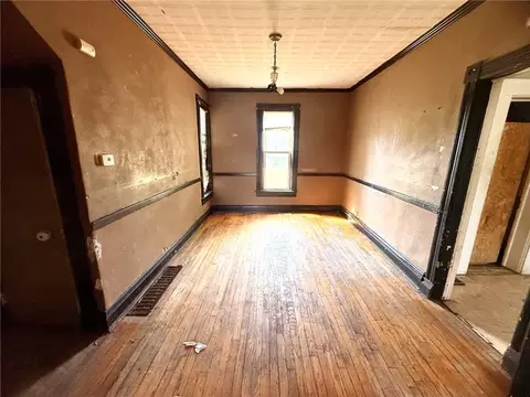 Living - 515 T St, Atchison, KS 66002 photo 2 of 2