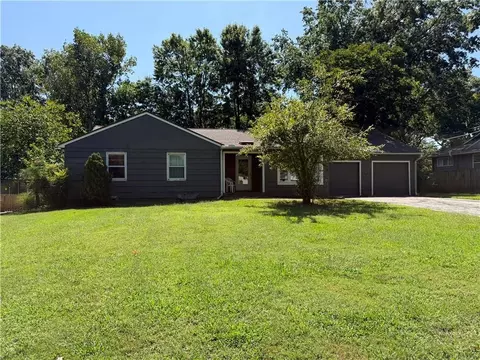 6917 W 69 St, Overland Park, KS 66204