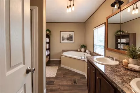 Bath - 553 NW 7th Rd, Lamar, MO 64759 photo 2 of 3