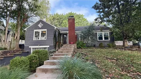 210 E Winthrope Rd, Kansas City, MO 64113