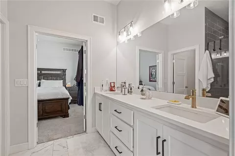 Bath - 4530 NW 49th Ct, Riverside, MO 64150 photo 2 of 5