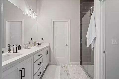 Bath - 4530 NW 49th Ct, Riverside, MO 64150 photo 1 of 5