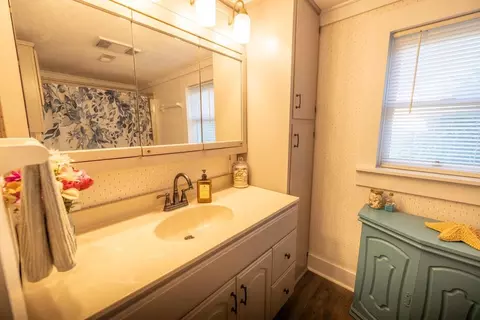 Bath - 31277 E 300th St, Ridgeway, MO 64481 photo 1 of 2