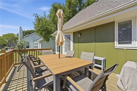 Exterior - 1129 SE 11th St, Lees Summit, MO 64081 photo 4 of 5