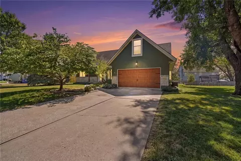 Exterior - 1129 SE 11th St, Lees Summit, MO 64081 photo 5 of 5