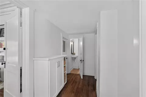 Entry Way - 610 W Maple Ave, Independence, MO 64050 photo 4 of 6