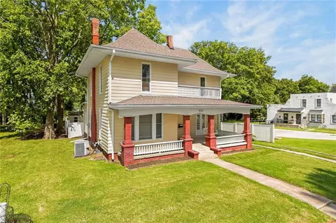 Exterior - 610 W Maple Ave, Independence, MO 64050 photo 2 of 10