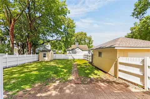 Exterior - 610 W Maple Ave, Independence, MO 64050 photo 4 of 10