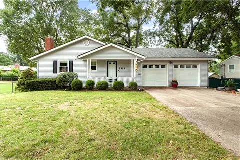 7915 W 77th St, Overland Park, KS 66204