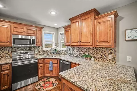 Kitchen - 19224 Tomahawk Ln, Saint Joseph, MO 64505 photo 2 of 3