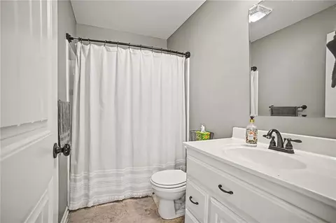 Bath - 19224 Tomahawk Ln, Saint Joseph, MO 64505 photo 3 of 4