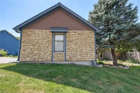 Exterior - 4808 NE Pebble Beach St, Lees Summit, MO 64064 photo 4 of 10