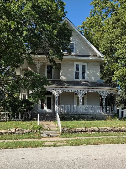 902 W Maple Ave, Independence, MO 64050 photo 2