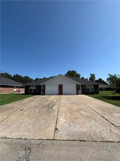 200-202 Woodbury Dr, Grain Valley, MO 64029