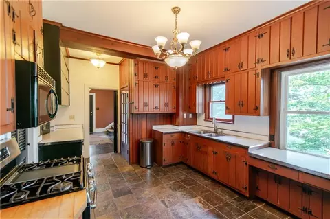 Kitchen - 1200 S 3rd St, Atchison, KS 66002 photo 3 of 9