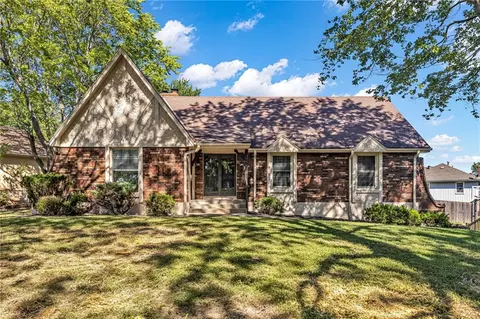 901 NW Oakridge Dr, Blue Springs, MO 64015