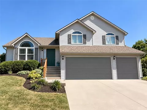 9015 N Essex Dr, Kansas City, MO 64156