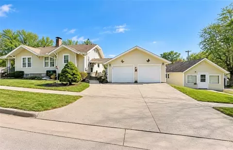 406 S Mulberry St, Maryville, MO 64468