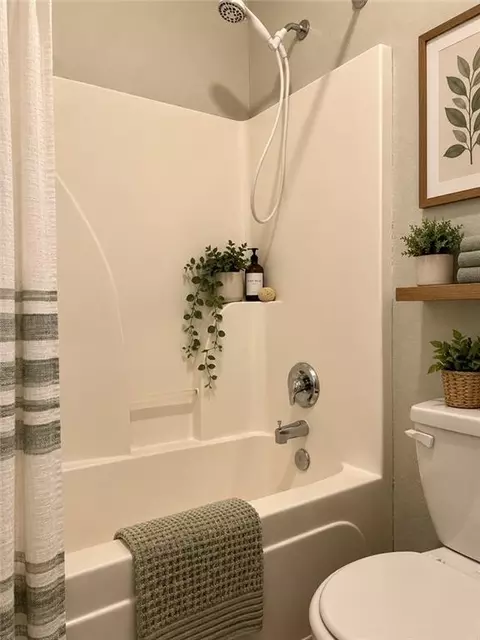 Bath - 18502 E 3rd Street Ct, Independence, MO 64056 photo 6 of 8
