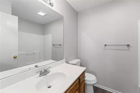 Bath - 1012 NE Queens Ct, Lees Summit, MO 64064 photo 1 of 2