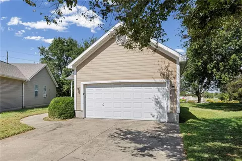 Exterior - 1012 NE Queens Ct, Lees Summit, MO 64064 photo 3 of 6