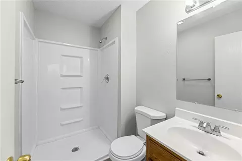 Bath - 1012 NE Queens Ct, Lees Summit, MO 64064 photo 2 of 2