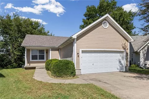 Exterior - 1012 NE Queens Ct, Lees Summit, MO 64064 photo 2 of 6