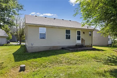 Exterior - 1012 NE Queens Ct, Lees Summit, MO 64064 photo 4 of 6