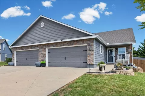 161 S Whilshire Dr, Tonganoxie, KS 66086