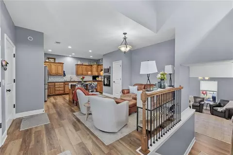 161 S Whilshire Dr, Tonganoxie, KS 66086