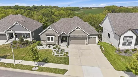 11442 S Montclaire Dr, Olathe, KS 66061