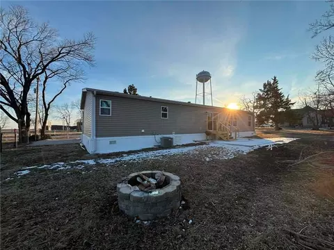 Exterior - 213 S Walnut St, Centerview, MO 64019 photo 2 of 4