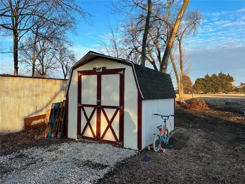 Exterior - 213 S Walnut St, Centerview, MO 64019 photo 1 of 4