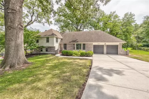 8129 Dearborn Dr, Prairie Village, KS 66208