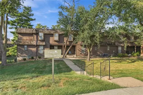 10258 Cedarbrooke Ln, Kansas City, MO 64131